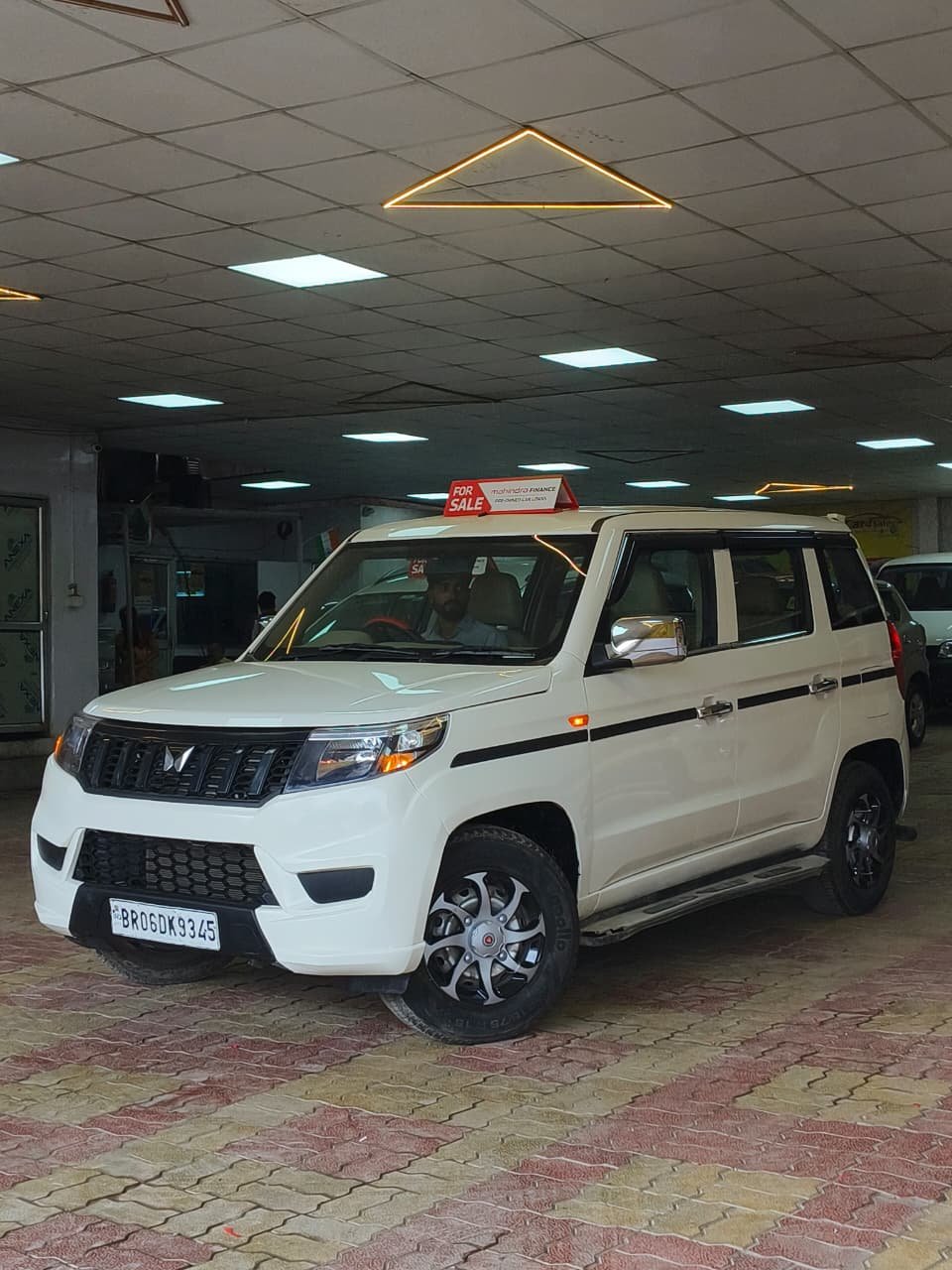 MAHINDRA BOLERO NEO N4